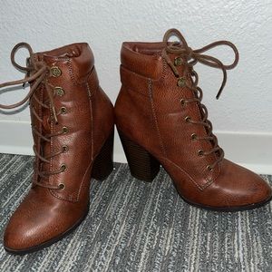 Women’s Daisy Fuentes Chana Heeled Booties Size 7